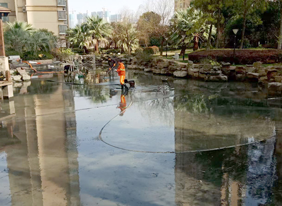 南岗景观池淤泥清理