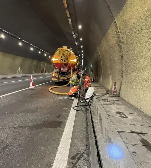 南岗隧道排水渠清淤